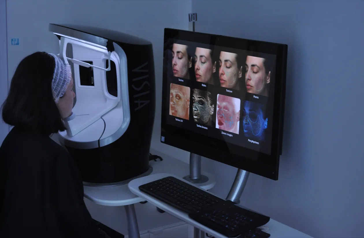 Panéliste installée devant un appareil d’analyse de la peau du visage